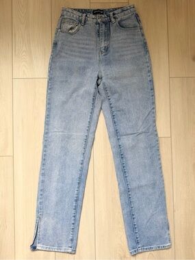PrettyLittleThing High Waisted Light Wash Straight Leg Jeans – UK 8 / US 4